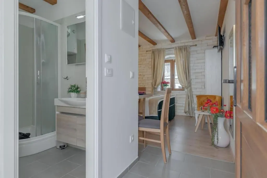 Diva 1,Stylish Old Town Studio Apartment Near Beach 스플리트 0*,