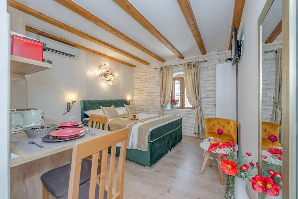 Diva 1,Stylish Old Town Studio Apartment Near Beach 스플리트
